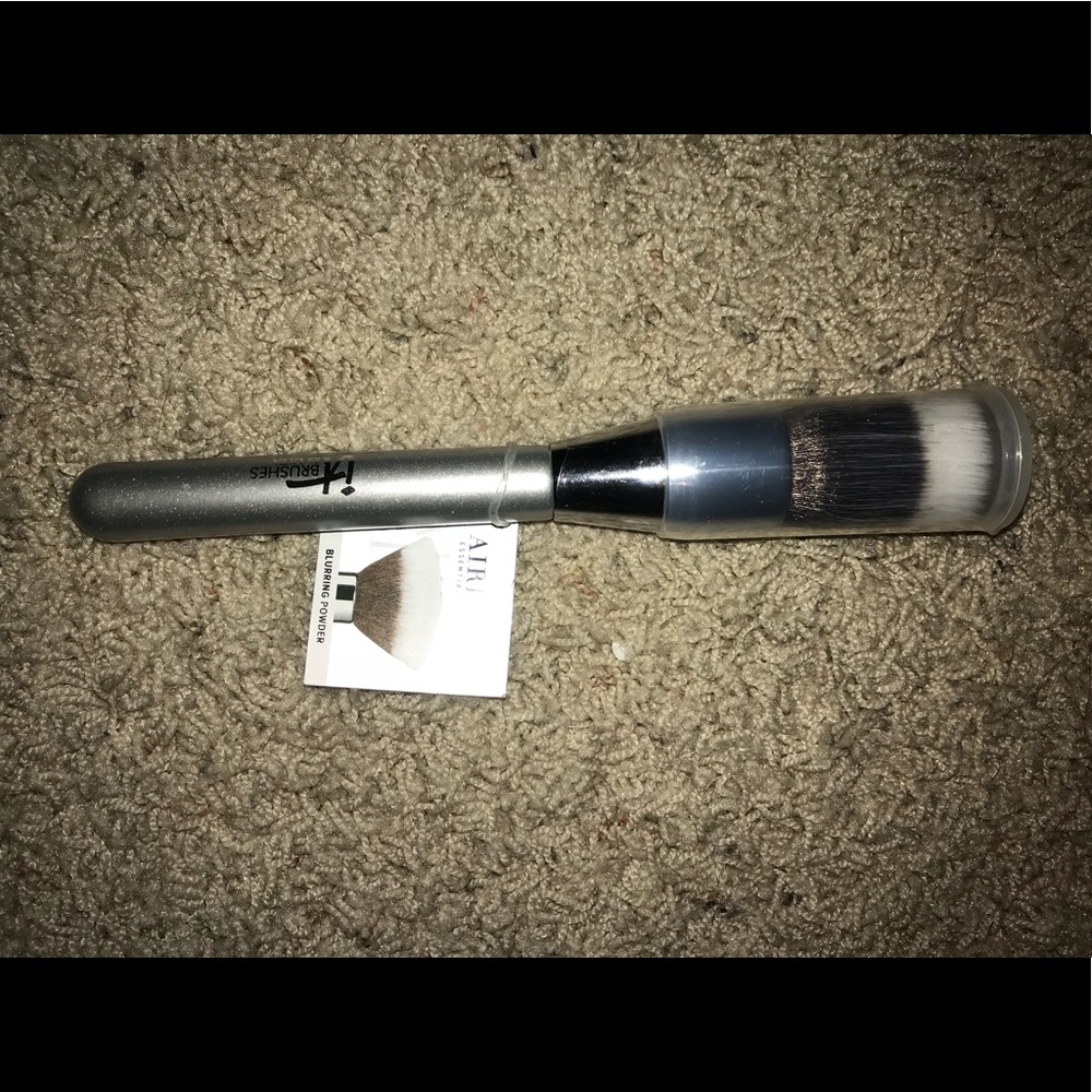 It cosmetics brush blurring powder
